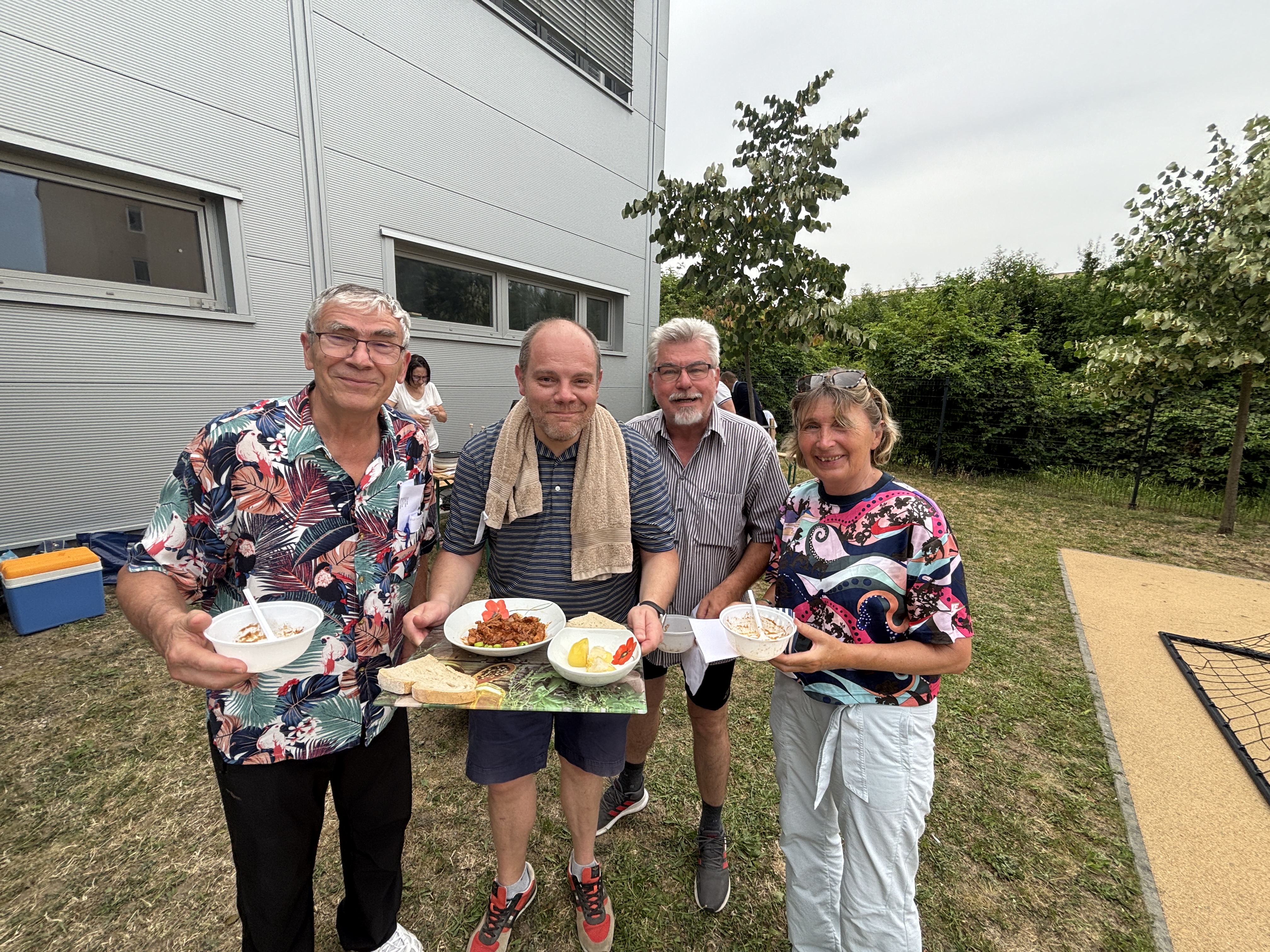 Dr. Szegedi Zoltán, Dr. Makai Attila, Dr. Komlósi László és Dr. Papp Ilona zsűrizi az elkészült ételeket
